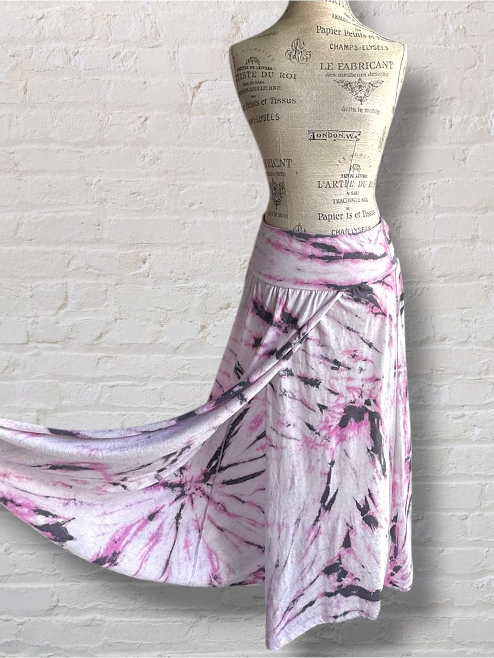 Volcom Tiedoll Wave Skirt Pink Black Tie Dye Maxi Wrap Skater Skirt L